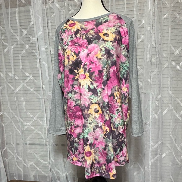 LuLaRoe Tops - LuLaRoe Gray 2XL Floral & Gray long sleeve top Measures at hip 21” 23” p2p 30”L